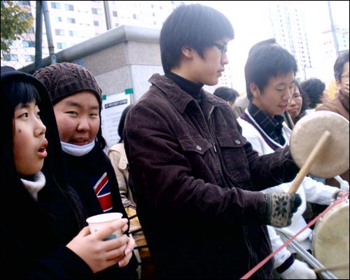 교가를 부르며 응원하는 후배들. 